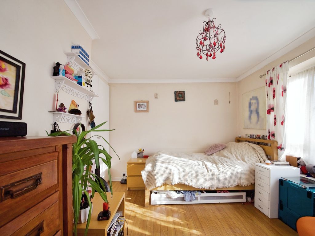 1 bed flat for sale in Kingshead Hill, London E4, £270,000