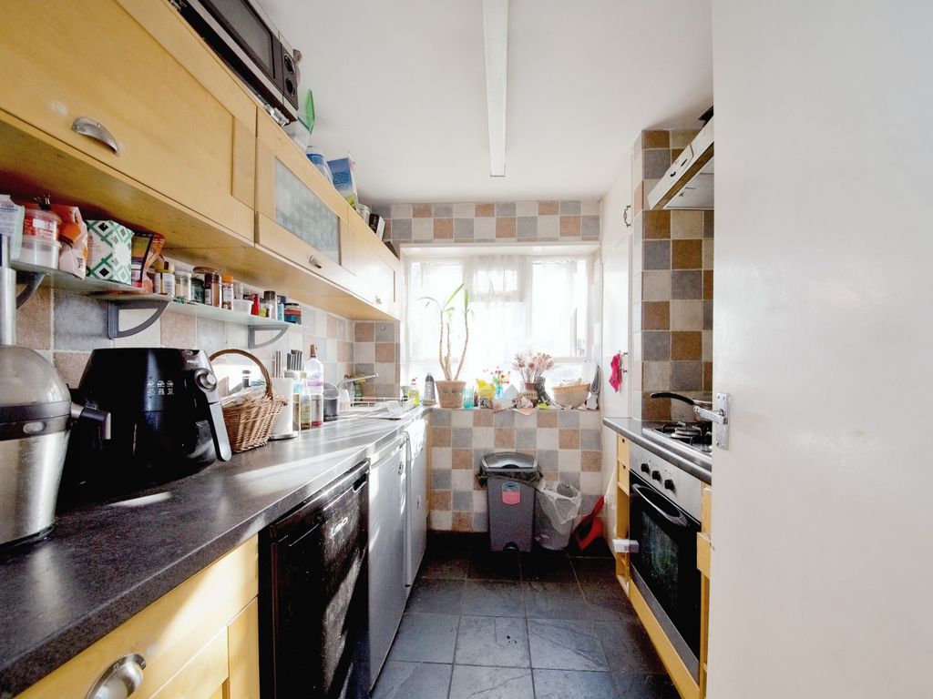 1 bed flat for sale in Kingshead Hill, London E4, £270,000