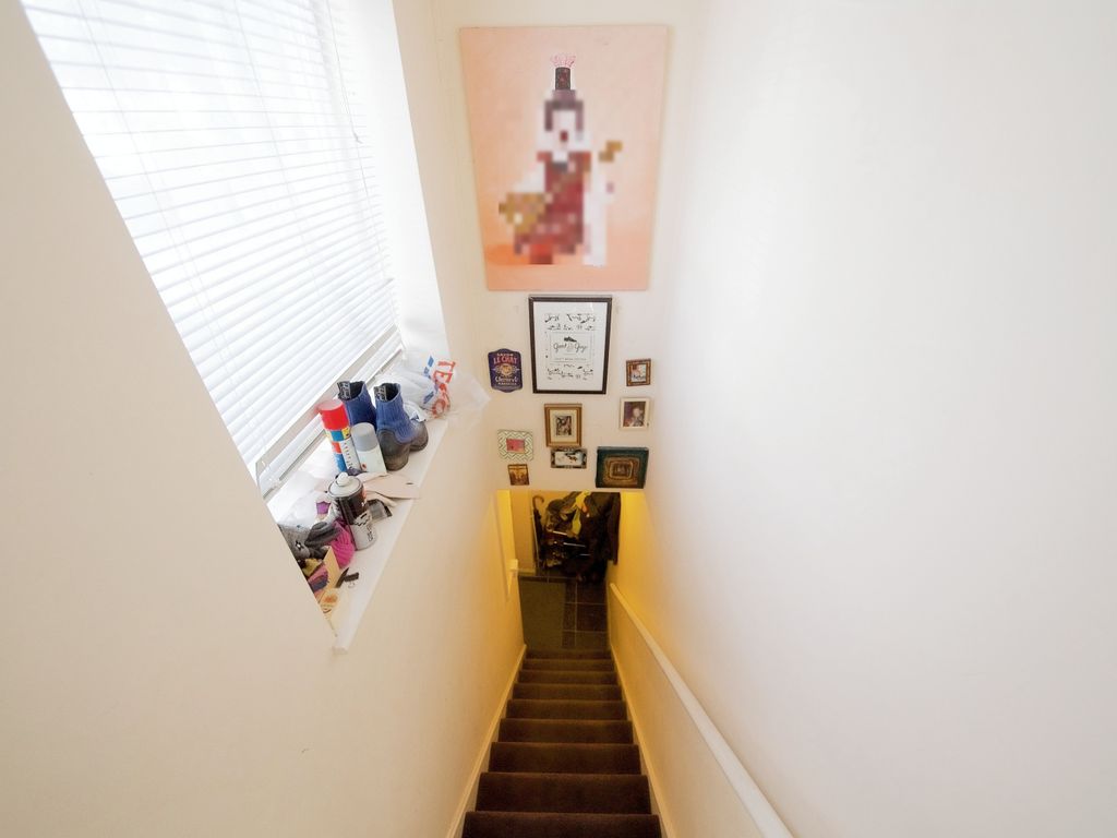 1 bed flat for sale in Kingshead Hill, London E4, £270,000