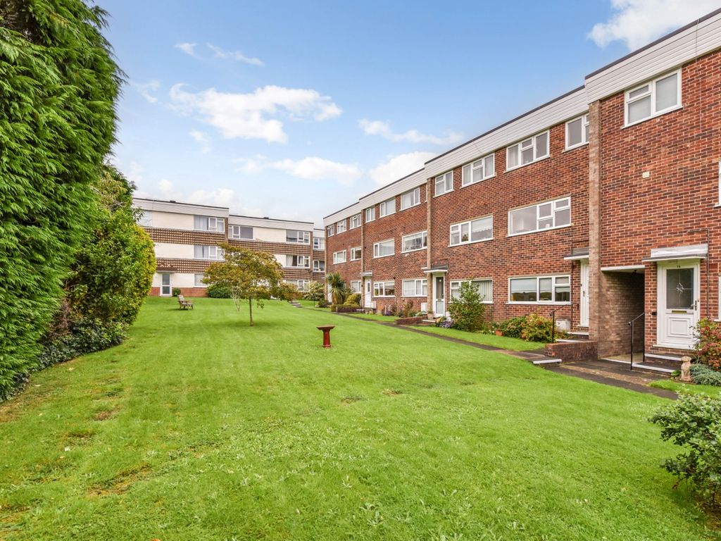 2 bed flat for sale in Winton Road, Petersfield, Hampshire GU32, £275,000