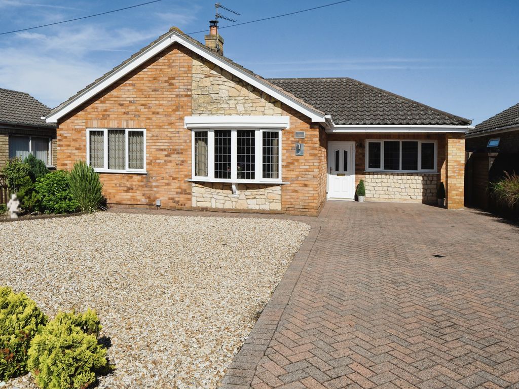 2 bed bungalow for sale in Oulton Close, North Hykeham, Lincoln, Lincolnshire LN6, £275,000