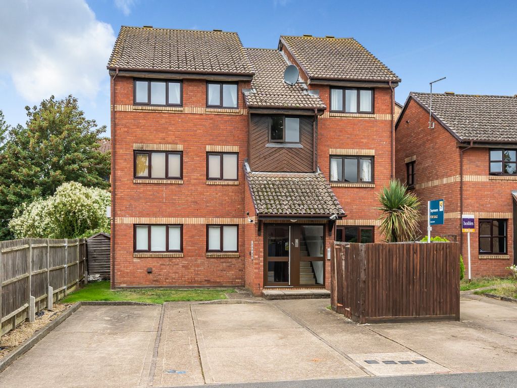 2 bed flat for sale in Ottershaw, Surrey KT16, £210,000