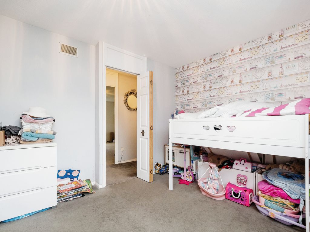 1 bed flat for sale in Swans Hope, Loughton IG10, £225,000