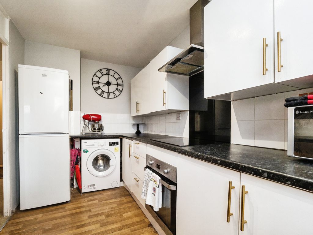 1 bed flat for sale in Swans Hope, Loughton IG10, £225,000
