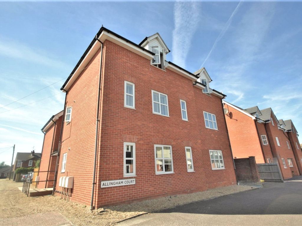 2 bed flat for sale in King Coel Road, Colchester CO3, £200,000