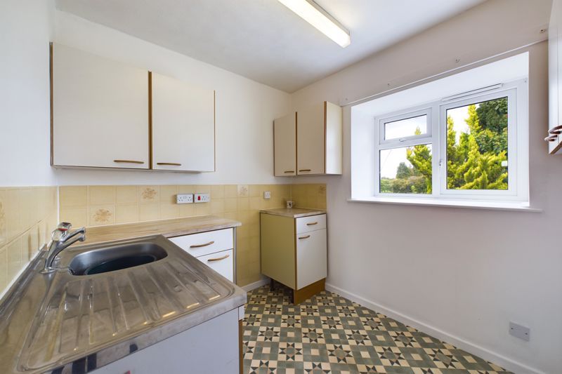 1 bed flat for sale in Henbit Close, Tadworth KT20, £110,000