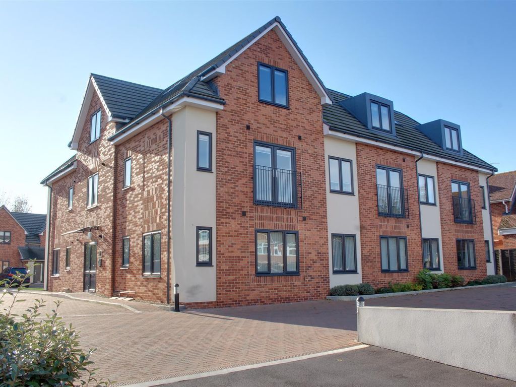 1 bed flat for sale in Saunders Court, Gloucester GL4, £156,750