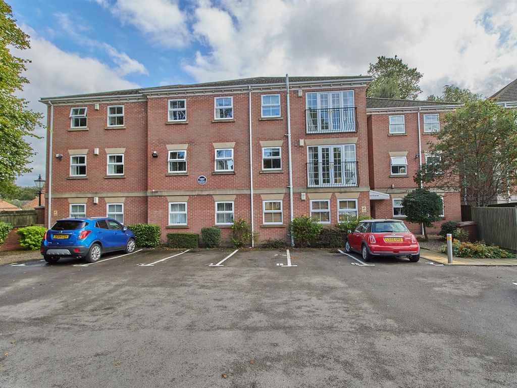 2 bed flat for sale in Queens Park Court, London Road, Hinckley LE10, £145,000