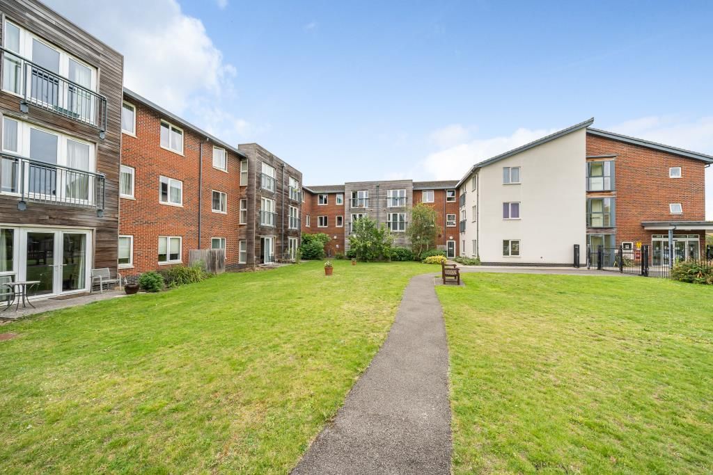 2 bed flat for sale in Slough, Berkshire SL2, £180,000