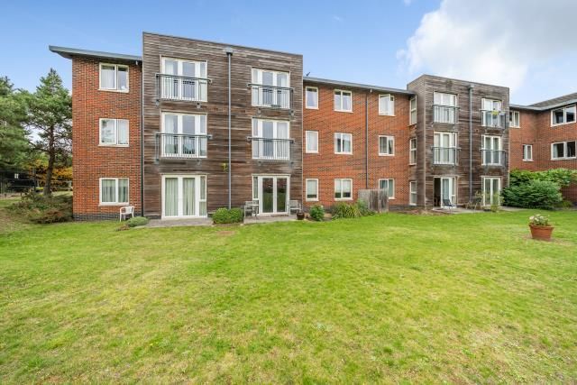 2 bed flat for sale in Slough, Berkshire SL2, £180,000