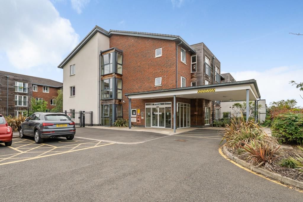 2 bed flat for sale in Slough, Berkshire SL2, £180,000