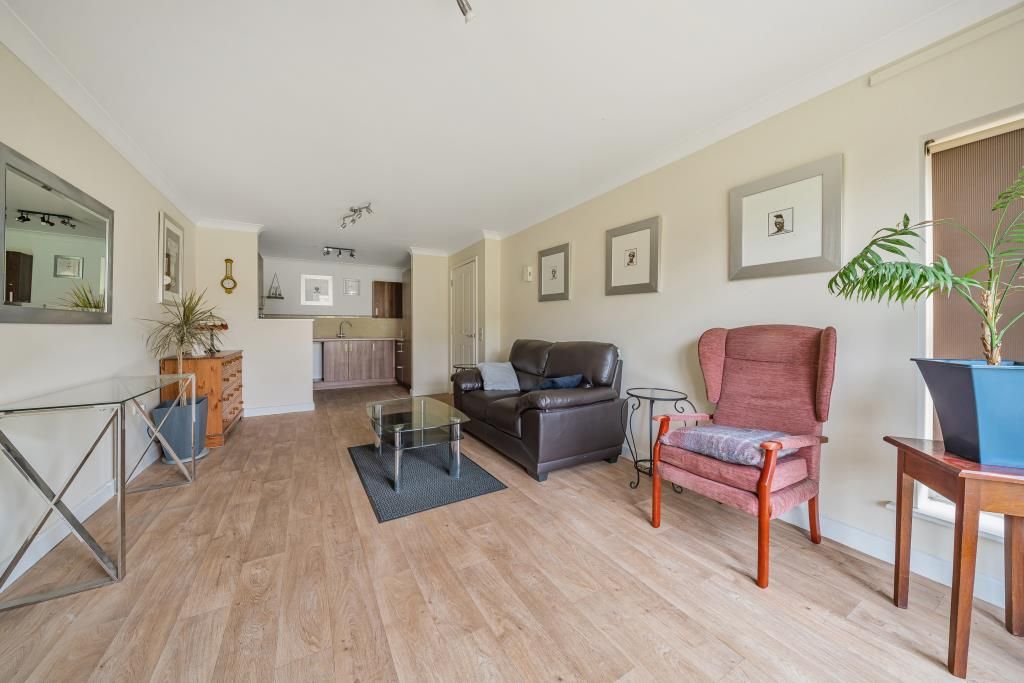 2 bed flat for sale in Slough, Berkshire SL2, £180,000