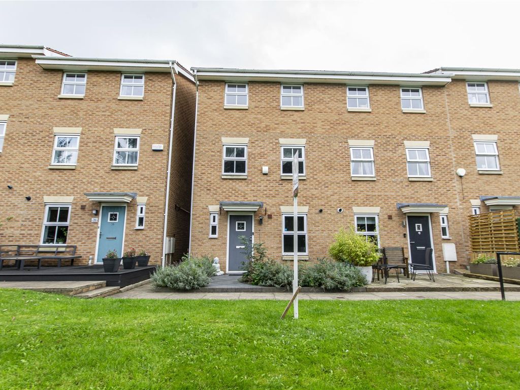 4 bed town house for sale in Wilden Croft, Brimington, Chesterfield S43, £220,950