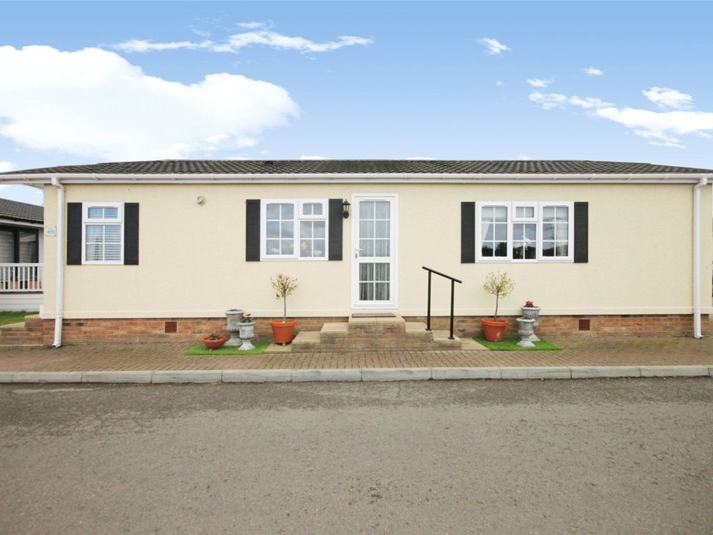 2 bed mobile/park home for sale in Elm Way, Hayes Country Park, Battlesbridge, Wickford SS11, £225,000