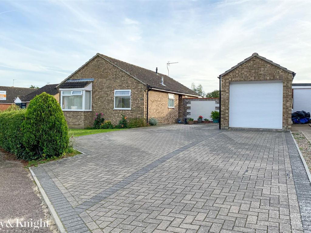 2 bed detached bungalow for sale in Townlands Drive, Beccles NR34, £325,000