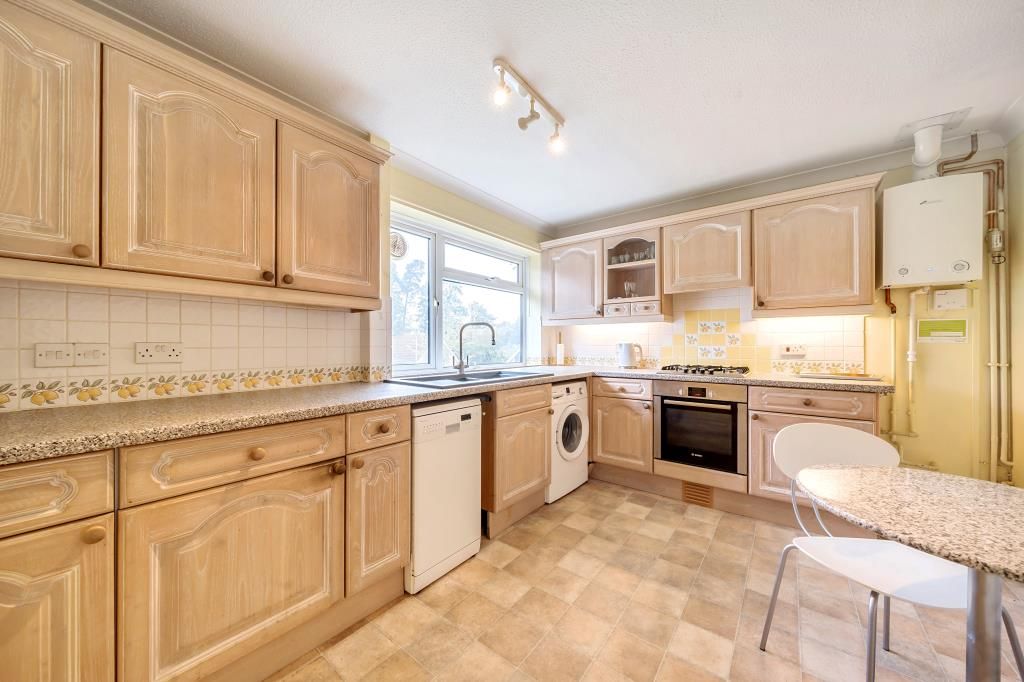 2 bed flat for sale in Newbury, Berkshire RG14, £240,000