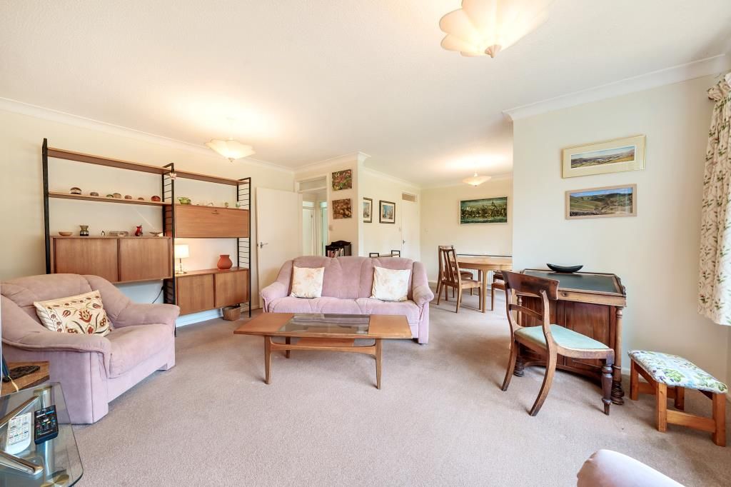 2 bed flat for sale in Newbury, Berkshire RG14, £240,000