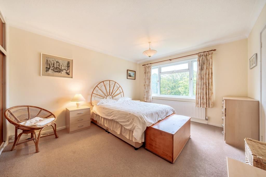2 bed flat for sale in Newbury, Berkshire RG14, £240,000