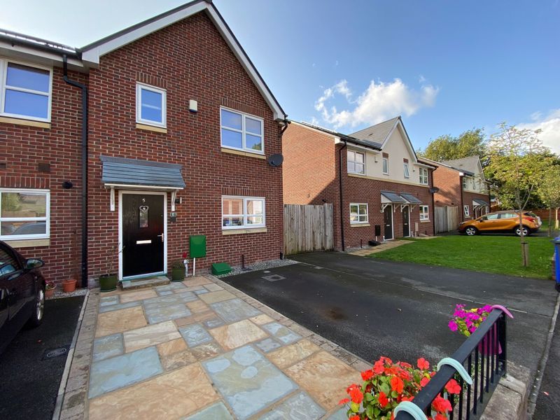 3 bed end terrace house for sale in Ashwater Close, Manchester M23, £300,000