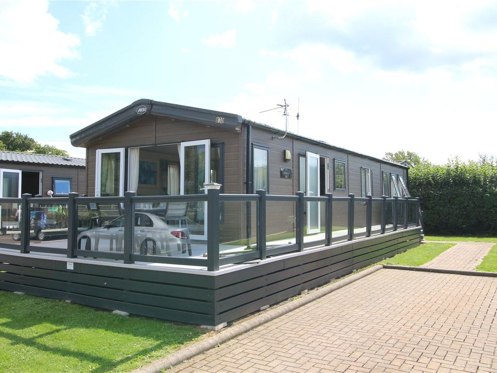 2 bed mobile/park home for sale in Hoburne Bashley, Sway Road, New Milton, Hampshire BH25, £59,950