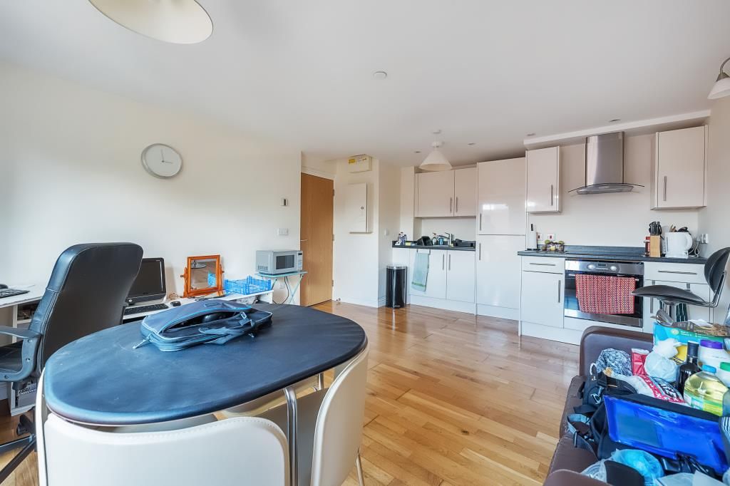 1 bed flat for sale in Slough, Berkshire SL1, £180,000