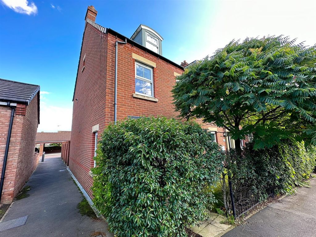 3 bed town house for sale in Moorland Road, Sherburn In Elmet, Leeds LS25, £270,000