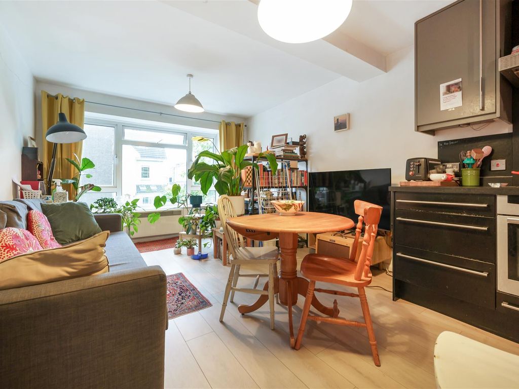1 bed flat for sale in Downfield Road, Clifton, Bristol BS8, £235,000