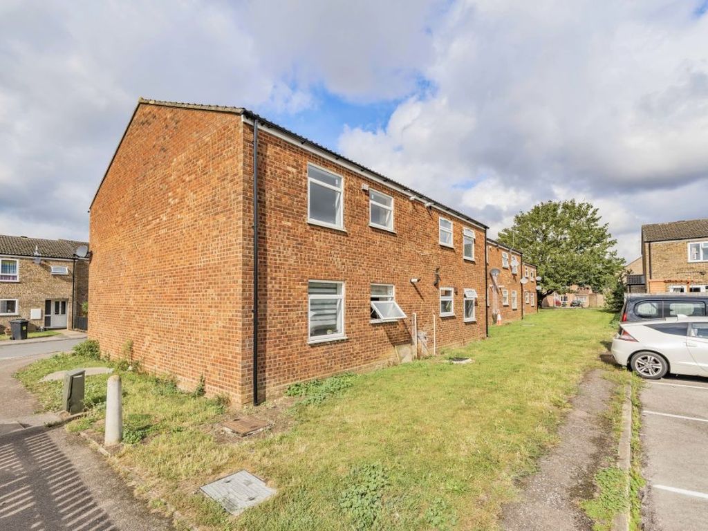 2 bed flat for sale in Pinemead, Clifton, Shefford SG17, £165,000