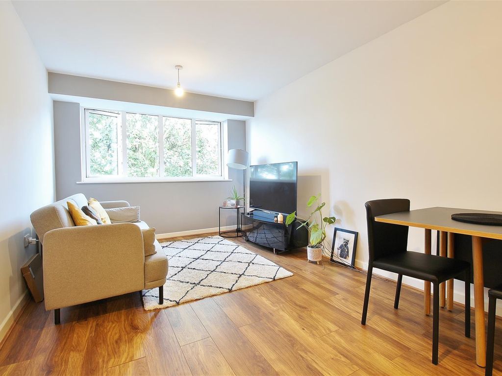 1 bed flat for sale in Wood Lane, Isleworth TW7, £275,000