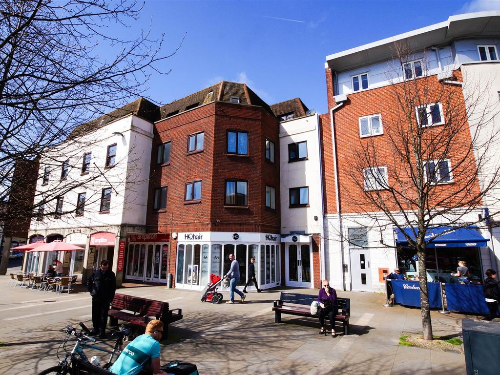 2 bed flat for sale in East Walls, Chichester PO19, £199,950