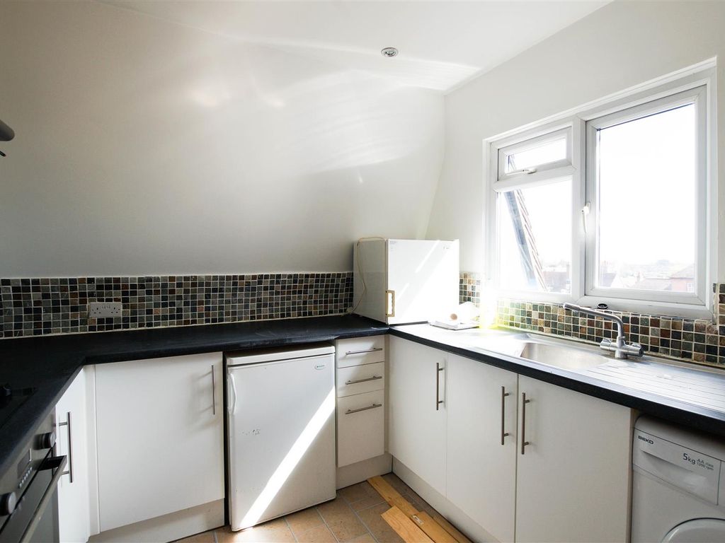 2 bed flat for sale in East Walls, Chichester PO19, £199,950