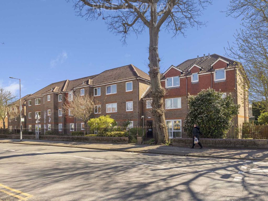 1 bed flat for sale in The Meads, Windsor SL4, £170,000