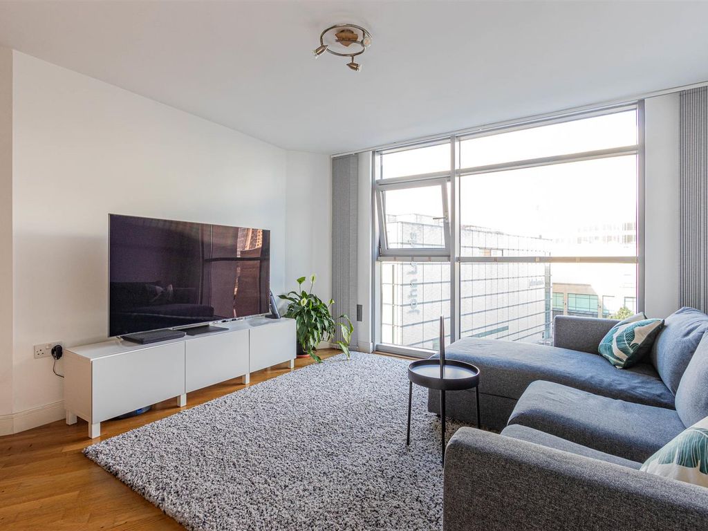 1 bed flat for sale in Altolusso, Bute Terrace, City Centre, Cardiff CF10, £150,000