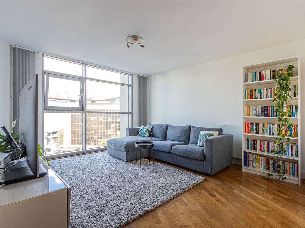 1 bed flat for sale in Altolusso, Bute Terrace, City Centre, Cardiff CF10, £150,000