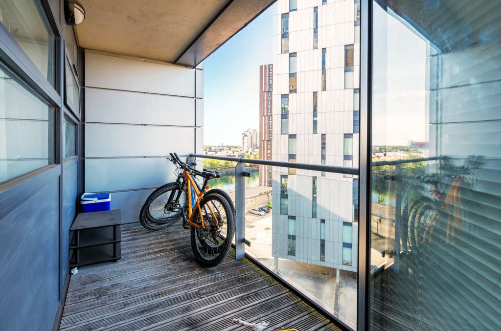 2 bed flat for sale in The Quays, Salford M50, £200,000