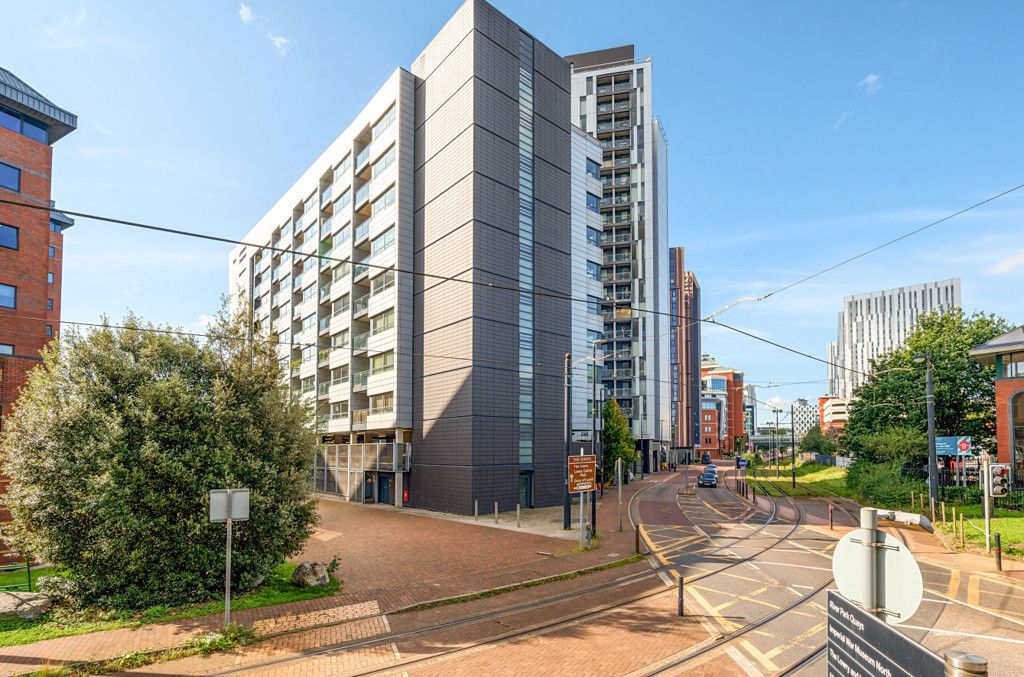 2 bed flat for sale in The Quays, Salford M50, £200,000