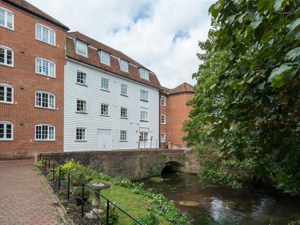2 bed flat for sale in The Causeway, Canterbury CT1, £140,000