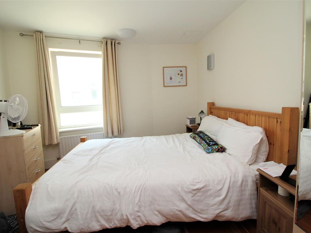 2 bed flat for sale in The Quay, Poole BH15, £315,000