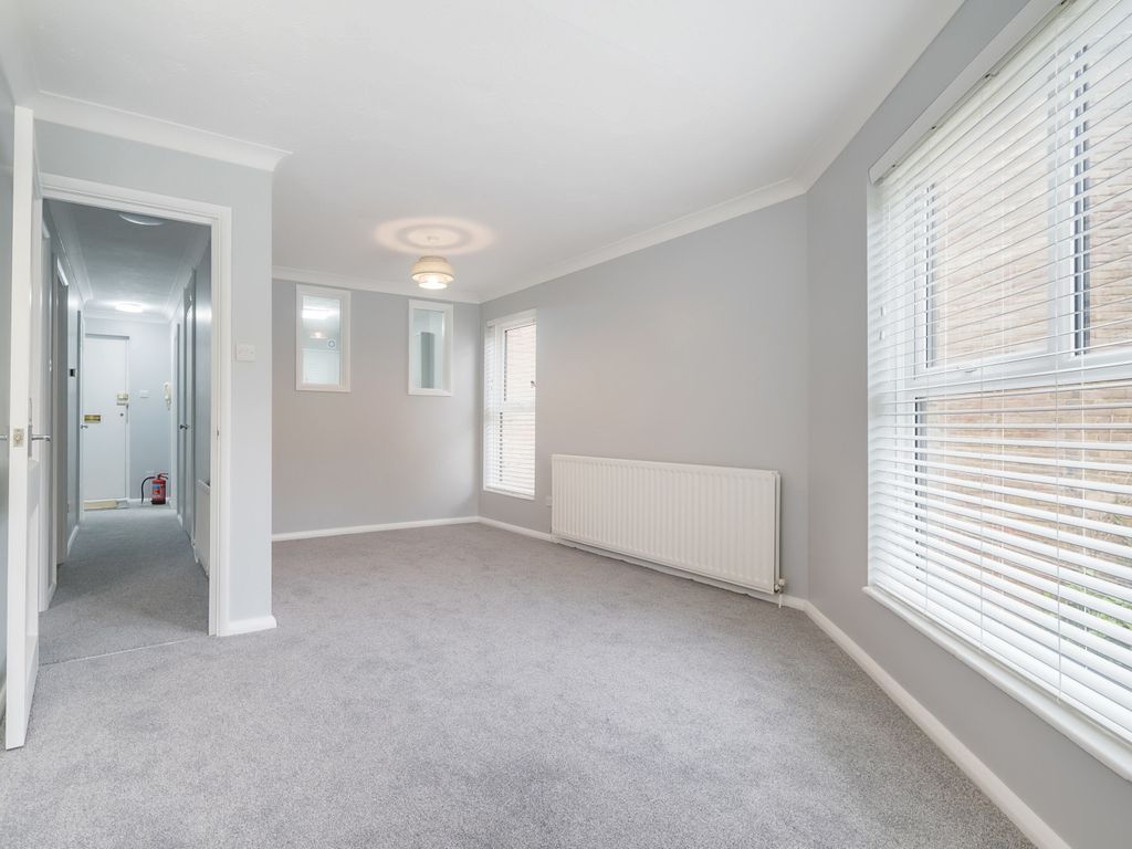2 bed flat for sale in Chapel Fields, Charterhouse Road, Godalming GU7, £235,000