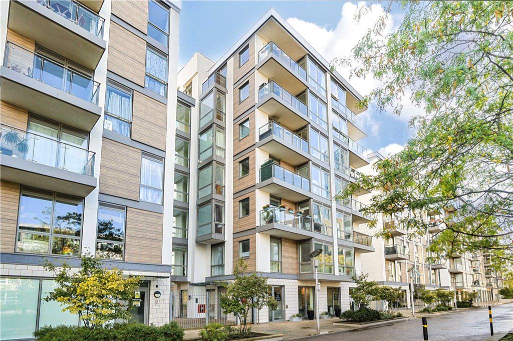 1 bed flat for sale in Ealing Road, Brentford, Middlesex TW8, £325,000