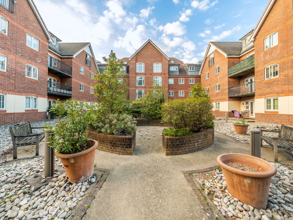 2 bed flat for sale in London Road, Camberley GU15, £235,000