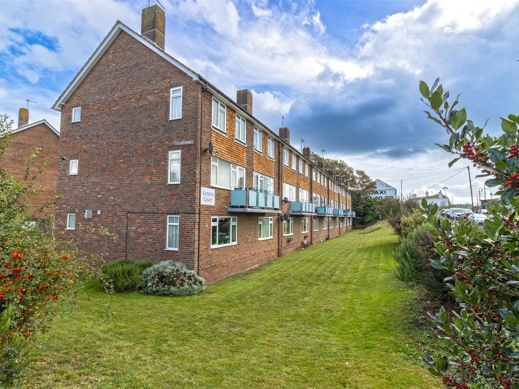 2 bed flat for sale in Victoria Road, Portslade, Brighton BN41, £275,000