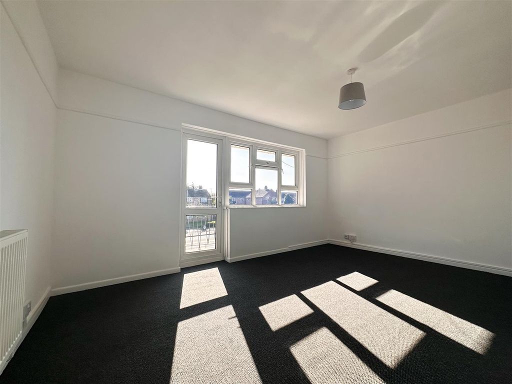 2 bed flat for sale in Eastern Road, Portsmouth PO3, £165,000