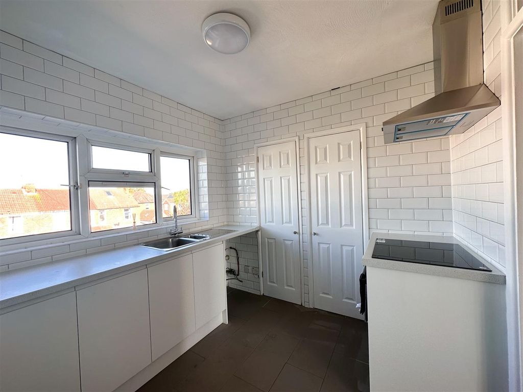 2 bed flat for sale in Eastern Road, Portsmouth PO3, £165,000