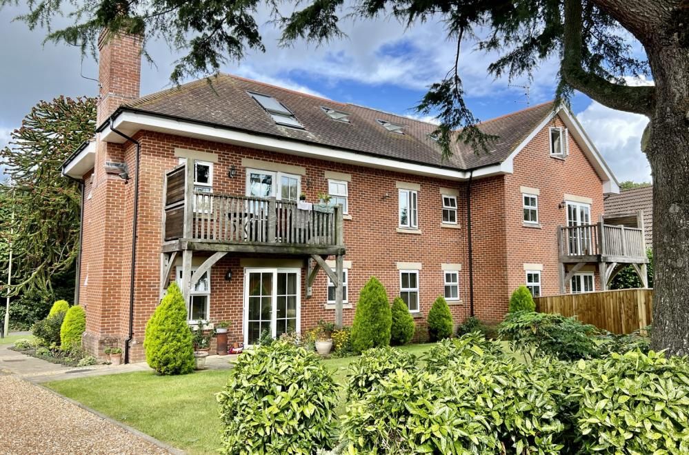 2 bed flat for sale in Old Forge Close, Ringwood BH24, £270,000