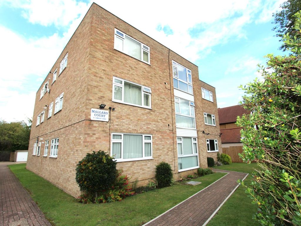 1 bed flat for sale in Connaught Avenue, London E4, £290,000