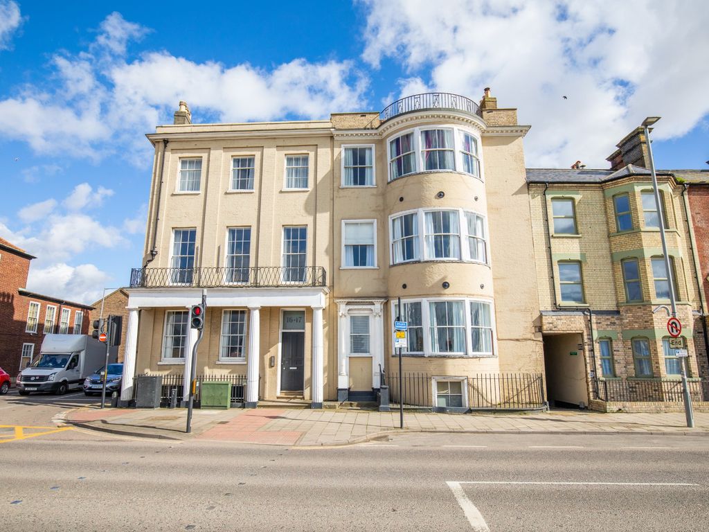 3 bed flat for sale in South Quay, Great Yarmouth NR30, £230,000
