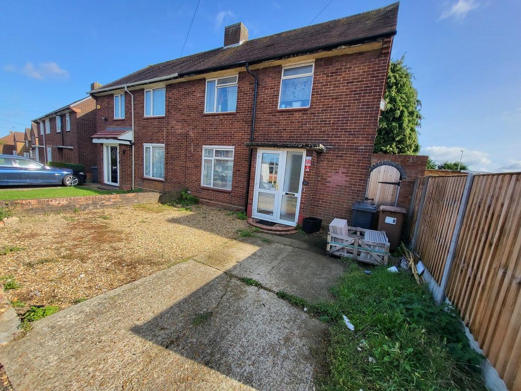 3 bed semi-detached house for sale in Luton, Luton, Bedfordshire LU2, £325,000