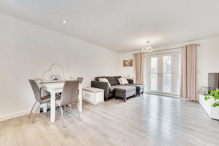 2 bed flat for sale in Poplin House, Hackbridge, Wallington SM6, £81,250