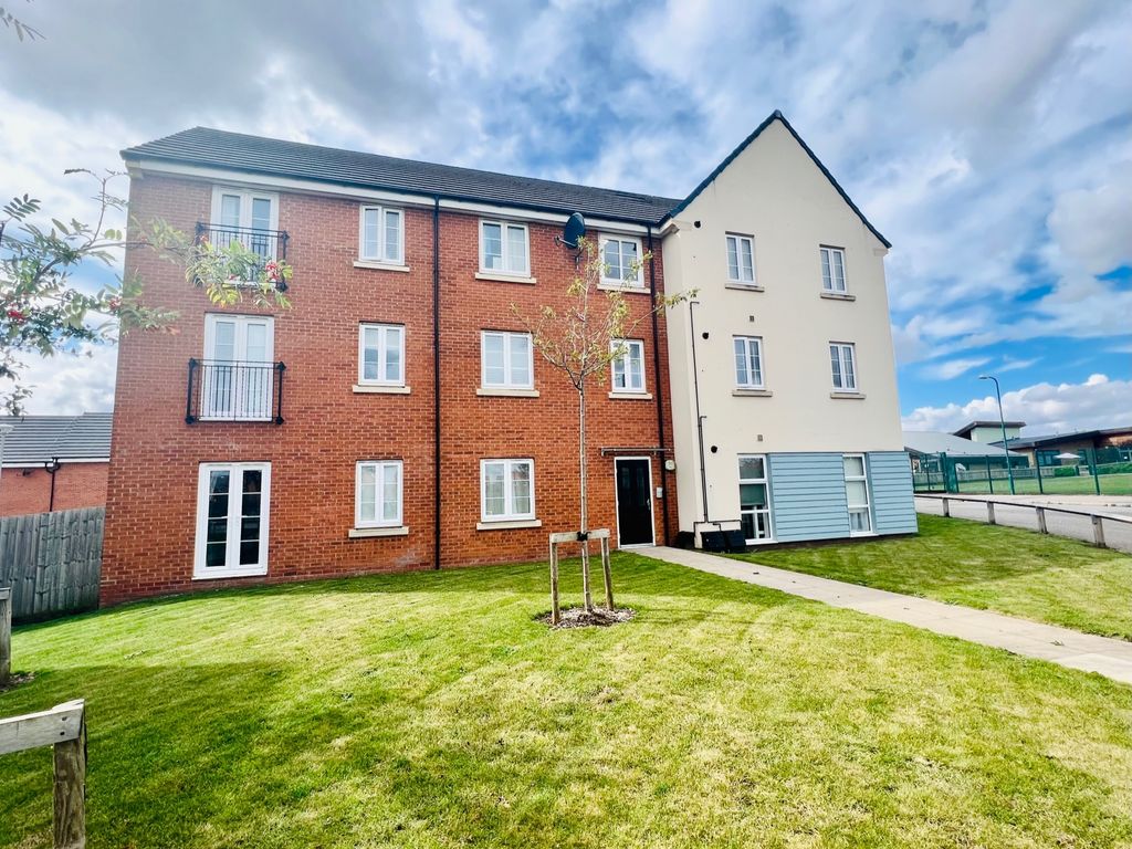 2 bed flat for sale in Constantine Drive, Stanground South, Peterborough PE2, £155,000
